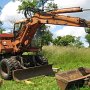 Der Bagger mit allen acht neumontierten Reifen